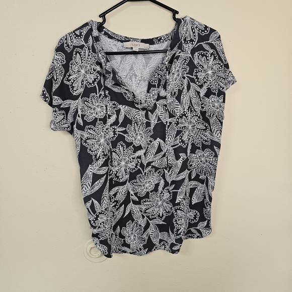 LOFT Tops - LOFT Petites MP Floral Blouse Black White Lightweight Short Sleeve V-Neck